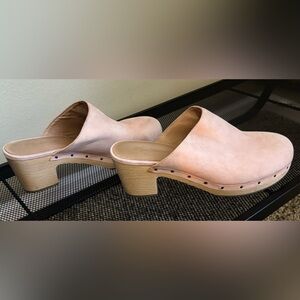Light pink clogs